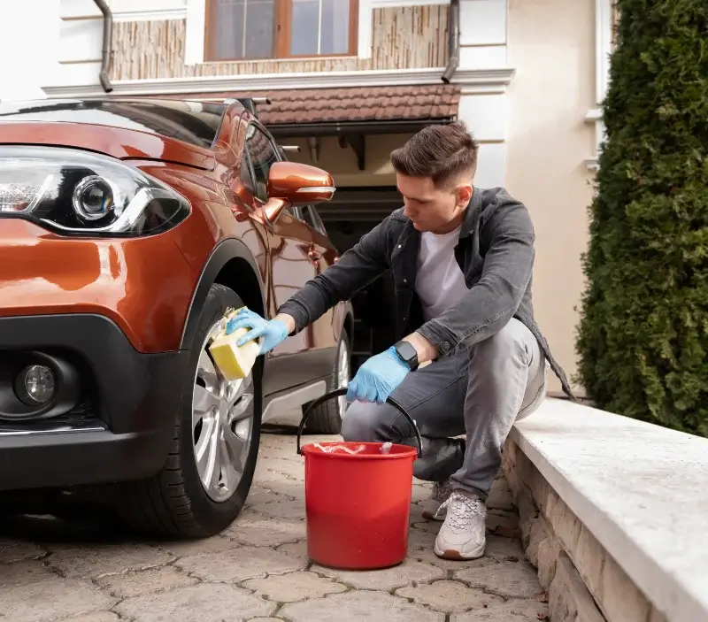 Lavage auto à domicile Saint-Julien-de-Vouvantes : professionnel intervenant sur un véhicule